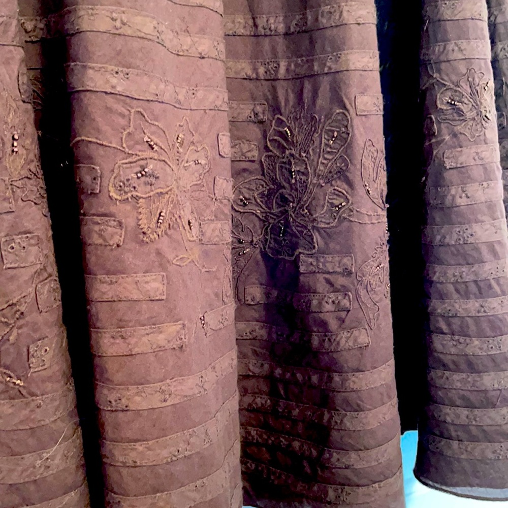Chico’s size 0 brown midi skirt. Appliqué, embroidery & beading. Fully lined